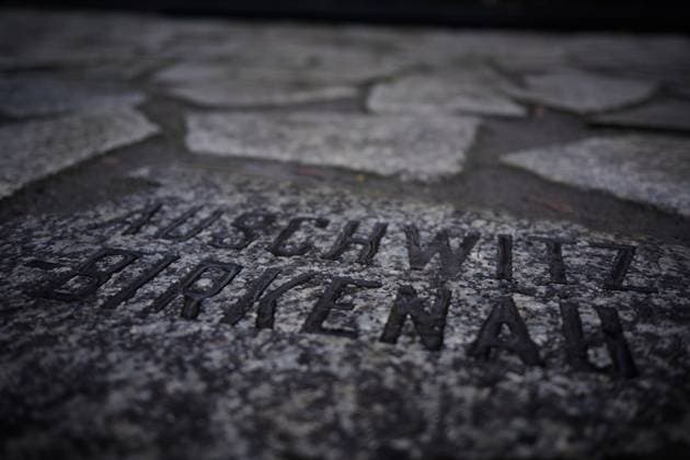Berlin, Gedenkorte zum Internationalen Holocaust-Gedenktag Der Schriftzug Auschwitz-Birkenau im Denkmal für die im Nationalsozialismus ermordeten Sinti und Roma Europas am 27.01.2025 im Tiergarten in Berlin. Berlin Berlin Deutschland *** Berlin, Memorials to the International Holocaust Remembrance Day The Auschwitz Birkenau lettering on the Memorial to the Sinti and Roma of Europe Murdered under National Socialism on 27 01 2025 in Tiergarten in Berlin Berlin Berlin Germany