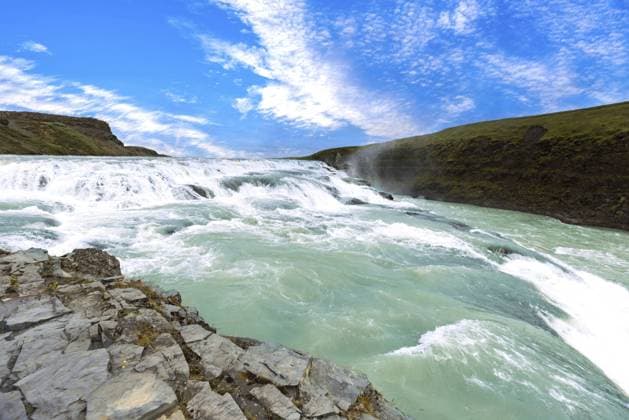 Creative Highlights World Reykjavik, Tour zu den malerischen Gullfoss Wasserfällen, einem Teil des Reiseziels Golden Circle in Island Reykjavik, tour to scenic Gullfoss Falls, a part of Iceland Golden Circle travel destination Copyright: imageBROKER elov ibxelo12321971.jpg