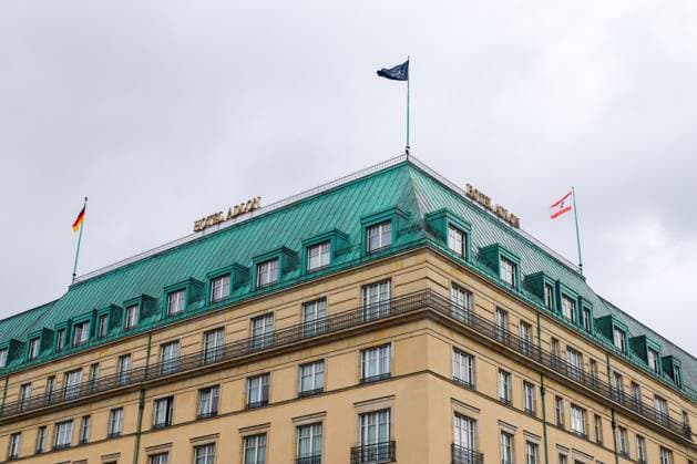 Berlin, Deutschland - 03. Oktober 2024: Hotel Adlon Kempinski weht die deutsche Flagge in Berlin, Deutschland *** Berlin, Germany 03 October 2024 Hotel Adlon Kempinski blows the German Flag in Berlin, Germany 1127140083