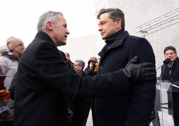 January 27, 2025, Ottawa, On, Canada: Liberal Leadership candidate Mark Carney speaks with Conservative Leader Pierre Poilievre before a ceremony at the National Holocaust Monument, Monday, Jan 27, 2025 in Ottawa. Ottawa Canada  - ZUMAc35_ 20250127_zaf_c35_049 Copyright: xAdrianxWyldx