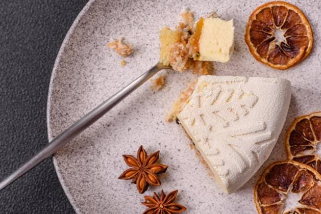 Stück Käsekuchen mit Nüssen und Beeren mit Wintermuster Piece of cheesecake with nuts and berries with winter pattern on dark concrete background Copyright: xZoonar.com TetianaxChernykovax 22693840