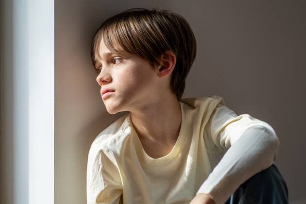 Trauriger Junge, Waisenkind, sitzt auf der Fensterbank zu Hause, Kind fühlt sich einsam Loneliness in children. Sad boy child sitting on windowsill at home, looking out window. Orphan kid feeling lonely or isolated, waiting for parents in orphanage ,model released, Symbolfoto Copyright: xZoonar.com DmitriixMarchenkox 22695231 ,model released, Symbolfoto ,property released