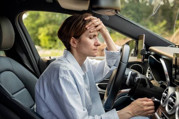 IMAGO Creative, Gesellschaft, Leisure Sickness Müde Frau hält nach einer Autofahrt an, denkt über Probleme im Leben nach und hat eine Panikattacke. Burnout Tired woman stopped after driving car. Pensive sad middle aged female thinking about life troubles, has relationship problems. Depressed vehicle driver in automobile feeling bad. Burnout, exhaustion ,model released, Symbolfoto Copyright: xZoonar.com DmitriixMarchenkox 22708242 ,model released, Symbolfoto ,property released