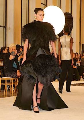 (250128) -- PARIS, Jan. 28, 2025 -- A model presents a creation by Schiaparelli during the Haute Couture Week Spring Summer 2025 in Paris, France, Jan. 27, 2025. ( Handout via Xinhua) FRANCE-PARIS-HAUTE COUTURE WEEK-FASHION SHOW-SCHIAPARELLI MeetEurope 