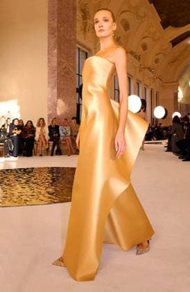 (250128) -- PARIS, Jan. 28, 2025 -- A model presents a creation by Schiaparelli during the Haute Couture Week Spring Summer 2025 in Paris, France, Jan. 27, 2025. ( Handout via Xinhua) FRANCE-PARIS-HAUTE COUTURE WEEK-FASHION SHOW-SCHIAPARELLI MeetEurope 