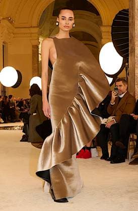 (250128) -- PARIS, Jan. 28, 2025 -- A model presents a creation by Schiaparelli during the Haute Couture Week Spring Summer 2025 in Paris, France, Jan. 27, 2025. ( Handout via Xinhua) FRANCE-PARIS-HAUTE COUTURE WEEK-FASHION SHOW-SCHIAPARELLI MeetEurope 
