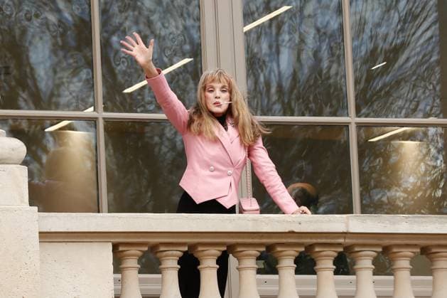 Arielle Dombasle takes a cigarette break during the Chanel Spring Summer 2025 Haute Couture Collection show at Paris Fashion Week PFW Arielle Dombasle takes a cigarette break during the Chanel Spring Summer 2025 Haute Couture Collection show at Paris Fashion Week PFW on 28 January 2025 Paris France Christophe Clovis Bestimage Arielle Dombasle takes a cigarette break during the Chanel Spring Summer 2025 Haute Couture Collection show at Paris Fashion Week PFW on 28 January 2025 Paris France  Copyright: xChristophexClovisx xBestimagexChristophexClovisx xBestimagex