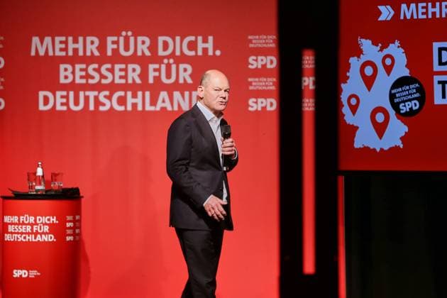 News Themen der Woche KW05 News Bilder des Tages Berlin, Deutschland, 28.01.2025: Festsaal Kreuzberg: Wahlkampfveranstaltung der SPD: Bundeskanzler Olaf Scholz (SPD) steht auf der Bühne und redet mit dem Publikum *** Berlin, Germany, 28 01 2025 Festsaal Kreuzberg SPD election campaign event Federal Chancellor Olaf Scholz SPD stands on stage and talks to the audience Copyright: xdtsxNachrichtenagenturx dts_56846