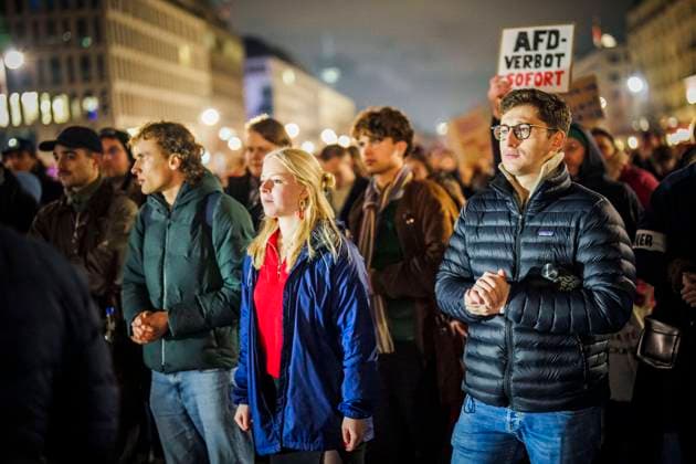 Demonstration gegen die geplante Zusammenarbeit der CDU mit der AfD vor dem Brandenburger Tor in Berlin, 28.01.2025. Die Vorsitzenden der Gruenen Jugend Jakob Blasel und Jette Nietzard und der Bundesvositzende der Jusos Philipp Tuermer Berlin Deutschland *** Demonstration against the planned cooperation between the CDU and the AfD in front of the Brandenburg Gate in Berlin, 28 01 2025 The chairmen of the Green Youth Jakob Blasel and Jette Nietzard and the federal chairman of the Jusos Philipp Tuermer Berlin Germany Copyright: xDominikxButzmannx