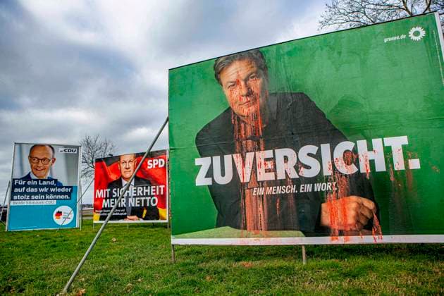 Wahlplakate zur Bundestagswahl am 23. Februar 2025 sind in Düsseldorf ( NRW ) zu sehen. Friedrich Merz CDU Olaf Scholz SPD Robert Habeck Die Grünen Wahlplakat *** Election posters for the Bundestag election on February 23, 2025 can be seen in Düsseldorf NRW Friedrich Merz CDU Olaf Scholz SPD Robert Habeck The Greens Election poster