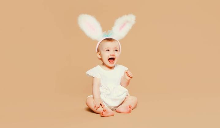 Porträt niedlichen Baby mit Ostern Kaninchen Ohren sitzen auf braunen Studio Hintergrund Portrait of cute baby with easter rabbit ears sitting on brown studio background ,model released, Symbolfoto Copyright: xZoonar.com VeronikaxKornevax 22708574 ,model released, Symbolfoto ,property released