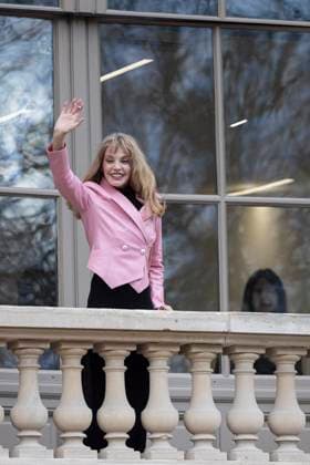 PFW - Chanel Exit Paris, France - January 28: Arielle Dombasle leaves Chanel fashion show during the Haute Couture Fall Winter 2025 - 2026 Fashion Week on January 28, 2025 in Paris, France. Photo by ABACAPRESS.COM Paris France  Copyright: xABACAx