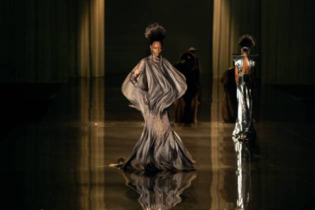 Bilder des Jahres 2025, Entertainment 01 Januar Entertainment Themen der Woche KW05 Entertainment Bilder des Tages Stephane Rolland: Runway - Paris Fashion Week - Haute Couture Spring-Summer 2025 PARIS, FRANCE - JANUARY 28: Models walk the runway during the StÃ phane Rolland Haute Couture Spring-Summer 2025 show as part of Paris Fashion Week on January 28, 2025 in Paris, France., Credit:Lounis Tiar Avalon France, Paris, Salle Playel  Copyright: xLounisxTiarx xAvalonx 0958391752