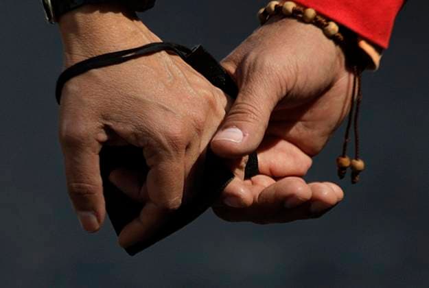 Facilities Of The Mexican Commission For Refugee Assistance In Mexico, Saturated By Mass Deportation After The Return Of Donald Trump To The Presidency Of The United States A couple of migrants stranded in Mexico hold hands outside the facilities of the Mexican Commission for Refugee Assistance in the State of Mexico, waiting for an appointment to apply for a Visitor Card for Humanitarian Reasons to access health services and employment opportunities in Mexico while they are being assisted. They report that the CBP One application has stopped working, which, through an appointment, would allow them the possible migratory flow to the United States and reduce the possibility of organized crime affecting their movement, among other cases t  Copyright: xGerardoxVieyrax originalFilename: vieyra-notitle250128_npmW9.jpg
