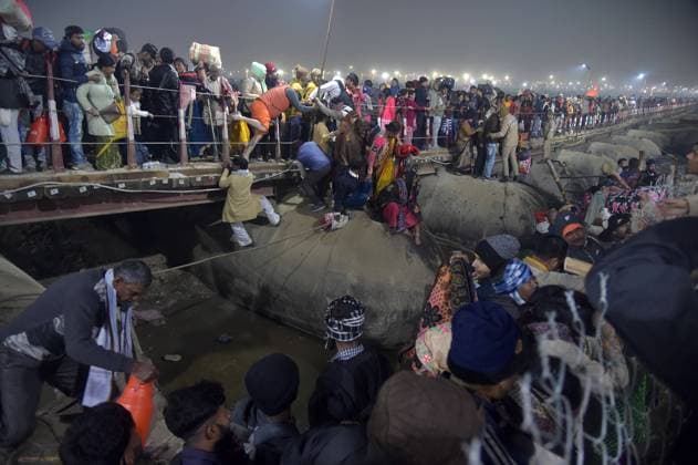 Bilder des Jahres 2025, News 01 Januar News Themen der Woche KW05 News Bilder des Tages (250129) -- PRAYAGRAJ, Jan. 29, 2025 -- People gather on a footbridge after a stampede in Prayagraj of India s northern state of Uttar Pradesh on Jan. 29, 2025. Several people were feared dead and scores others were injured in a stampede Wednesday morning at India s mega Hindu festival, Maha Kumbh Mela, in the northern state of Uttar Pradesh, officials said. The stampede occurred after a barrier broke as tens of thousands of devotees thronged the Triveni Sangam on the occasion of taking a holy dip. (Str Xinhua) SpotNews Several feared dead as stampede breaks out at India s mega Hindu festival JavedxDar 