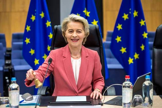 News Themen der Woche KW05 News Bilder des Tages January 29, 2025, Brussels, Bxl, Belgium: Ursula Von der Leyen , the president of the European Commission rings a bell during the weekly College of Commissioners meeting in Brussels, Belgium on 29 01 2025 The Commission is presenting today the Competitiveness Compass, a roadmap aiming to boost the EU economy through deregulation and investment in strategic sectors. The plan includes an unprecedented simplification effort to ease corporate compliance with green rules, a move critics see as a retreat from the Green Deal. by Brussels Belgium - ZUMAw80_ 20250129_faf_w80_005 Copyright: xWiktorxDabkowskix