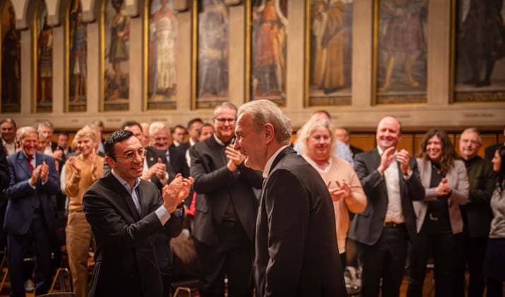 News Themen der Woche KW05 News Bilder des Tages 29.01.2025 xesx Frankfurt am Main, Empfang im Kaisersaal des Frankfurter Römer für Eintracht Frankfurt Legende Karl-Heinz Charly Körbel Bild zeigt Standing Ovations für Charly Körbel *** 29 01 2025 xesx Frankfurt am Main, Reception in the Kaisersaal of the Frankfurt Römer for Eintracht Frankfurt legend Karl Heinz Charly Körbel Picture shows standing ovation for Charly Körbel ES