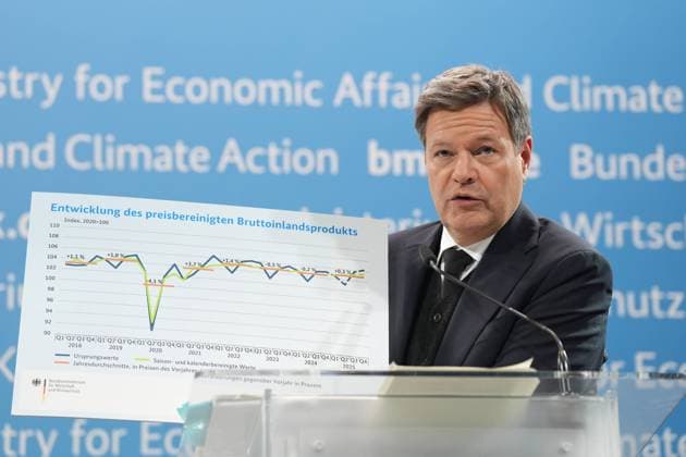 News Themen der Woche KW05 News Bilder des Tages Vorstellung des Jahreswirtschaftsberichts 2025 durch Wirtschsftsminister Habeck Wirtschaftsminister Robert Habeck (Gruene) zeigt eine Grafik zur Entwicklung des Bruttoinlandsprodukt in Deutschland, Berlin, 29.01.2025 Berlin Berlin Deutschland *** Presentation of the Annual Economic Report 2025 by Economics Minister Habeck Economics Minister Robert Habeck Gruene shows a chart on the development of gross domestic product in Germany, Berlin, 29 01 2025 Berlin Berlin Germany
