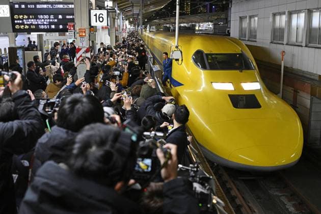 News Themen der Woche KW05 News Bilder des Tages Doctor Yellow track-testing bullet train retires The Doctor Yellow T4 edition track-testing bullet train for Japan s high-speed shinkansen lines arrives at JR Tokyo Station in the Japanese capital after making its final run on Jan. 29, 2025, as train enthusiasts wait to take photos of the train. Owned by JR Central, the T4 made its debut in 2001 and will not be replaced as the N700S passenger trains will carry test and observation equipment from 2027.  A14AA0004064609P