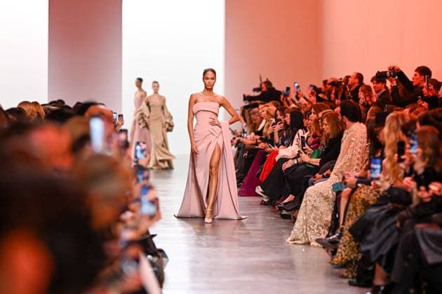 Entertainment Themen der Woche KW05 Entertainment Bilder des Tages PFW - Elie Saab Runway Joan Smalls walks the runway during the Elie Saab Haute-Couture Spring Summer 2025 show as part of Paris Fashion Week in Paris, France on January 29, 2025. Photo by Ammar Abd Rabbo ABACAPRESS.COM Paris France  Copyright: xAbdxRabboxAmmar ABACAx