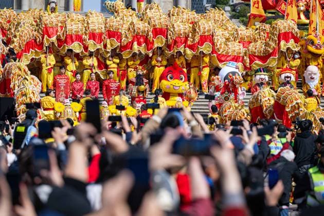 News Themen der Woche KW05 News Bilder des Tages (250129) -- MACAO, Jan. 29, 2025 -- People watch a dragon dance performance during a tour event in celebration of the Chinese New Year in Macao, south China, Jan. 29, 2025. ) CHINA-MACAO-SPRING FESTIVAL-DRAGON DANCE (CN) CheongxKamxKa 