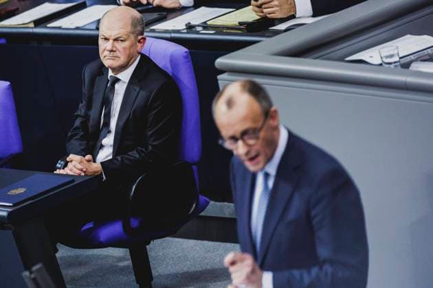 News Themen der Woche KW05 News Bilder des Tages (R-L) Friedrich Merz, CDU-Parteivorsitzender, und Olaf Scholz (SPD), Bundeskanzler, aufgenommen im Rahmen der Sitzung des Deutschen Bundestages mit der Regierungserklaerung des Bundeskanzlers zu aktuellen innenpolitischen Themen in Berlin, 29.01.2025. Berlin Deutschland *** R L Friedrich Merz, CDU party chairman, and Olaf Scholz SPD , Federal Chancellor, recorded during the session of the German Bundestag with the Chancellors government statement on current domestic policy issues in Berlin, 29 01 2025 Berlin Germany Copyright: xFlorianxGaertnerx