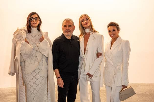 Entertainment Themen der Woche KW05 Entertainment Bilder des Tages PFW - Elie Saab Front Sonam Kapoor, Elie Saab, Rosie Huntington-Whiteley, Eva Longoria attending the Elie Saab Haute Couture Spring-Summer 2025 show as part of Paris Fashion Week on January 29, 2025 in Paris, France. Photo by Ammar Abd Rabbo ABACAPRESS.COM Paris France  Copyright: xAbdxRabboxAmmar ABACAx