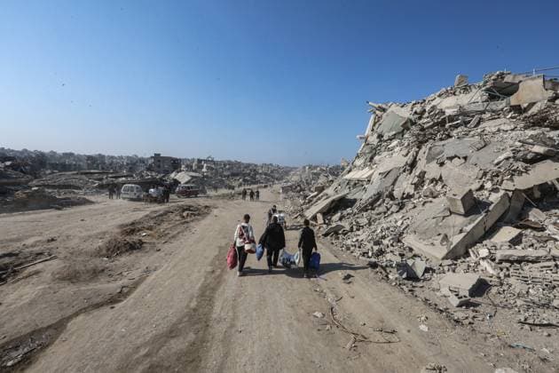 Palestinians try to survive in tents they set up among the debris of their demolished houses as they are faced with heavy destruction after returning to their homes following the ceasefire agreement reached between Hamas and Israel, at Jabalia Palestinians try to survive in tents they set up among the debris of their demolished houses as they are faced with heavy destruction after returning to their homes following the ceasefire agreement reached between Hamas and Israel, at Jabalia Palestinian Refugee Camp in northern Gaza Strip, on January 29, 2025. Photo by Omar Ashtawy apaimages Jabalia Gaza Strip Palestinian Territory 290125_Jabalia_OSH_00(27) Copyright: xapaimagesxOmarxAshtawyx xapaimagesx