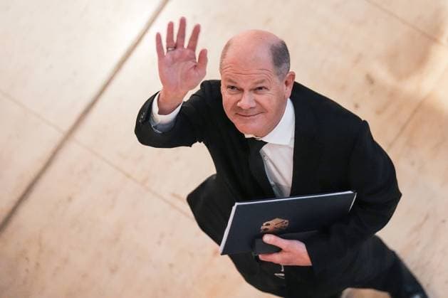News Bilder des Tages Deutscher Bundestag, 209. Plenarsitzung Bundeskanzler Olaf Scholz (SPD) winkt mit Mappe unter dem Arm in der Westlobby des Bundestages einer Jungendgruppe oben auf der Besucherebene, nachdem sie ihn lautstark gerufen haben, nach einer namentlichen Abstimmung bei der 209. Sitzung des Deutschen Bundestag in Berlin, 29.01.2025 Berlin Berlin Deutschland *** German Bundestag, 209 plenary session Federal Chancellor Olaf Scholz SPD with folder under his arm in the west lobby of the Bundestag waving to a group of young people at the top of the visitor level after they shouted loudly for him, after a roll call vote at the 209 session of the German Bundestag in Berlin, 29 01 2025 Berlin Berlin Germany