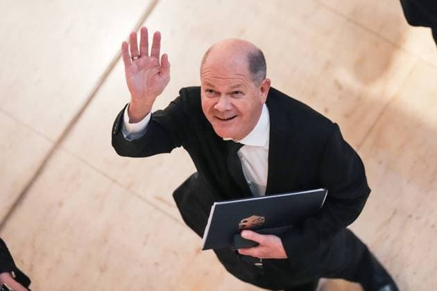 Deutscher Bundestag, 209. Plenarsitzung Bundeskanzler Olaf Scholz (SPD) winkt mit Mappe unter dem Arm in der Westlobby des Bundestages einer Jungendgruppe oben auf der Besucherebene, nachdem sie ihn lautstark gerufen haben, nach einer namentlichen Abstimmung bei der 209. Sitzung des Deutschen Bundestag in Berlin, 29.01.2025 Berlin Berlin Deutschland *** German Bundestag, 209 plenary session Federal Chancellor Olaf Scholz SPD with folder under his arm in the west lobby of the Bundestag waving to a group of young people at the top of the visitor level after they shouted loudly for him, after a roll call vote at the 209 session of the German Bundestag in Berlin, 29 01 2025 Berlin Berlin Germany