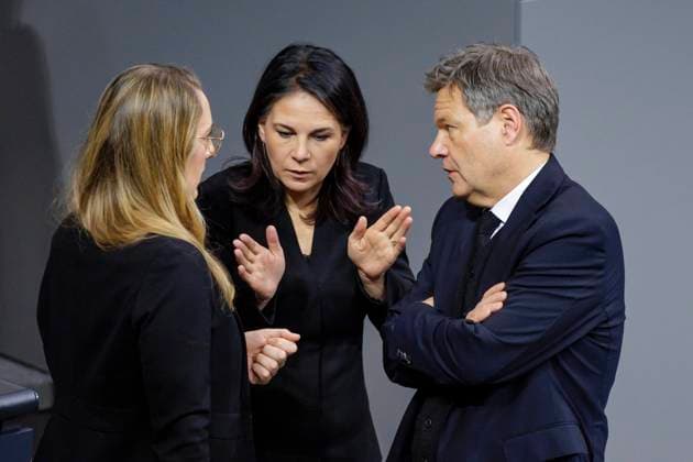 News Themen der Woche KW05 News Bilder des Tages (L-R): Katharina Droege, Buendnis 90 Die Gruenen Fraktionsvorsitzende, Annalena Baerbock (Buendnis 90 Die Gruenen), Bundesaussenministerin, und Robert Habeck (Buendnis 90 Die Gruenen), Bundesminister fuer Wirtschaft und Klimaschutz und Vizekanzler. Berlin, 29.01.2025. Berlin Deutschland *** L R Katharina Droege, Buendnis 90 Die Gruenen parliamentary group leader, Annalena Baerbock Buendnis 90 Die Gruenen , Federal Foreign Minister, and Robert Habeck Buendnis 90 Die Gruenen , Federal Minister for Economic Affairs and Climate Protection and Vice-Chancellor Berlin, 29 01 2025 Berlin Germany Copyright: xThomasxTrutschelx