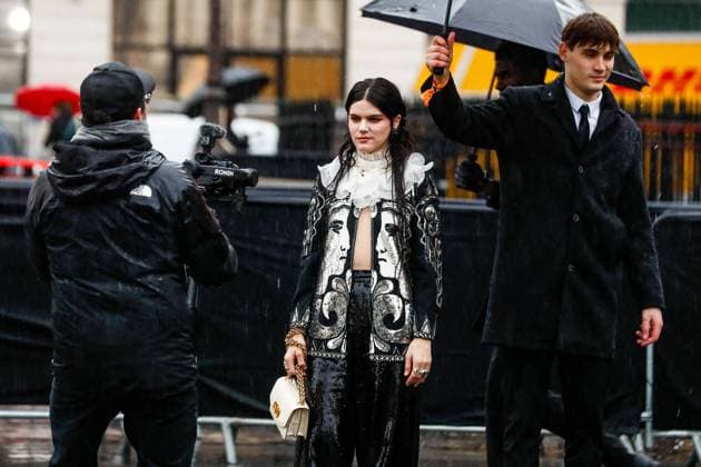 Entertainment Themen der Woche KW05 Entertainment Bilder des Tages Arrivals at the Vertigeneux show, the Valentino at the Palais Brongniart Haute Couture Collection Spring Summer 2025 at Paris Fashion Week PFW Soko Stéphanie Sokolinski Arrivals at the Vertigeneux show, the Valentino au palais Brongniart Collection Haute Couture Printemps Eté 2025 as part of Paris Fashion Week PFW , France, January 29, 2025 Christophe Clovis Bestimage Arrivals Vertigeneux, the Valentino Haute Couture Spring Summer 2025 show as part of Paris Fashion Week on January 29, 2025 in Paris, France Paris France  Copyright: xClovis-Guignebourg BestimagexClovis-Guignebourg Bestimagex