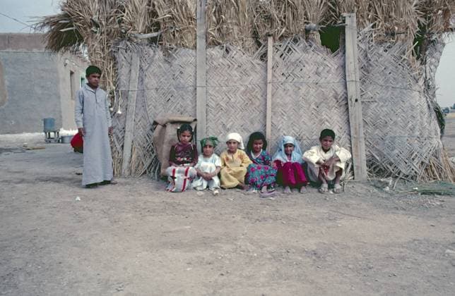 Archivbilder der Woche KW05 Kinder und Anwesen eines Scheichs bei Dura Europos, Euphrat-Tal, Syrien, Mai 1987, vintage, retro, alt, historisch, Asien Children and estate of a sheikh near Dura Europos, Euphrates Valley, Syria, May 1987, vintage, retro, old, historical, Asia Copyright: imageBROKER SiegfriedxKuttig iblshg12377877.jpg