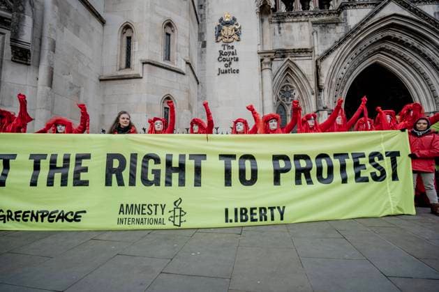 News Themen der Woche KW05 News Bilder des Tages Mass hearing of 16 Just Stop Oil political prisoners in London, U.K - 29 Jan 2025 Protesters hold a banner during the demonstration. The Court of Appeal started a mass hearing of the 16 Just Stop Oil political prisoners at the Royal Courts of Justice. The 16 were arrested for various non-violent acts of protest. Hundreds of climate campaigners gathered to demonstrate against the jailing of Political Prisoners. Speakers included the artist Gavin Turk and the singer Billy Bragg. London United Kingdom Copyright: xLabxKyxMox xSOPAxImagesx LabMO MASS HEARING of JUST STOP OIL POLITICAL PRISONERS Sopa Images 43