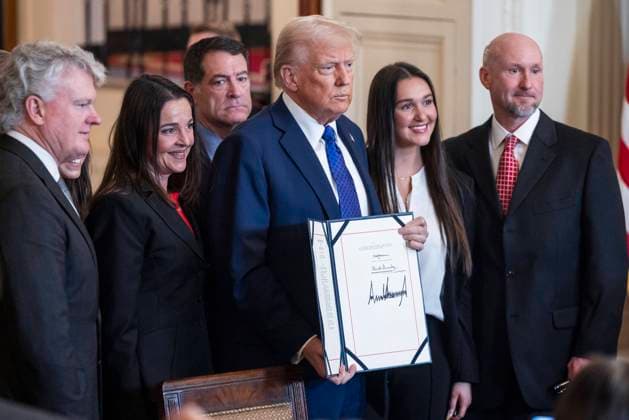 Bilder des Jahres 2025, News 01 Januar News Themen der Woche KW05 News Bilder des Tages President Donald Trump holds the Laken Riley Act after signing it into law during a ceremony at the White House in Washington DC on Wednesday, January 29, 2025. The bill allows authorities to detain and deport immigrants who are accused of certain crimes if they are in the country illegally, even if they are not yet convicted.  WAX20250129413 JimxLoxScalzo
