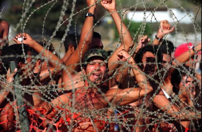 Archivbilder der Woche KW05 September 2, 1994, Guantanamo, Cuba: A Miami Herald file photo from the U.S. Navy base at GuantoÂ¡namo Bay, Cuba, where Cubans interdicted at sea on their way to Florida shouted, Ã¢â‚¬oeLiberty, LibertyÃ¢â‚¬Â from inside a migrant tent camp on Sept. 2, 1994. Guantanamo Cuba - ZUMAm67_ 19940902_zaf_m67_001 Copyright: xJefferyxA.xSalterx