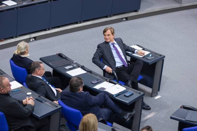 209. Sitzung des Bundestages Deutschland, Berlin am 29.01.2025: Erster Parlamentarischer Geschäftsführer der Partei Alternative für Deutschland Dr. Bernd Baumann dreht sich zu Alice Weidel (AfD) während der Sitzung im Plenarsaal. *** 209 Session of the Bundestag Germany, Berlin on 29 01 2025 First Parliamentary Secretary of the Alternative for Germany party Dr Bernd Baumann turns to Alice Weidel AfD during the session in the plenary hall
