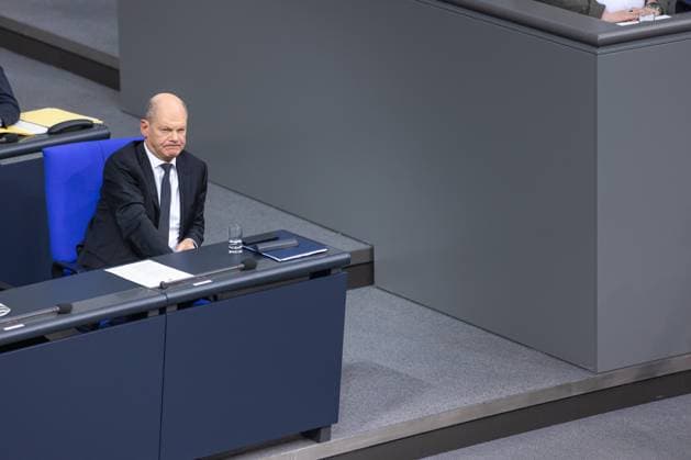 209. Sitzung des Bundestages Deutschland, Berlin am 29.01.2025: Bundeskanzler Olaf Scholz (SPD) auf sein Platz im Plenarsaal während der Debatte. *** 209 Session of the Bundestag Germany, Berlin on 29 01 2025 Federal Chancellor Olaf Scholz SPD in his seat in the plenary chamber during the debate