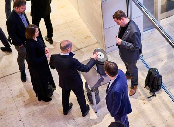 Migrationsdebatte im Bundestag: Olaf Scholz an der Wahlurne EUR, DEU, Berlin, 29.01.2025: Der Bundeskanzler stimmt ab. Namentliche Abstimmung im Deutschen Bundestag über den Fünf-Punkte-Plan der CDU-Fraktion. *** Migration debate in the Bundestag Olaf Scholz at the ballot box EUR, DEU, Berlin, 29 01 2025 The Federal Chancellor votes Roll-call vote in the German Bundestag on the CDU parliamentary groups five-point plan