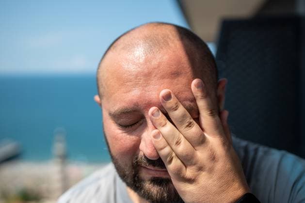 IMAGO Creative, Gesellschaft, Leisure Sickness Porträt eines übergewichtigen Mannes, der an Hyperhidrose leidet und bei heißem Sommerwetter stark schwitzt. Portrait of overweight man suffering hyperhidrosis, high sweating in summer hot weather. Fat bearded guy rubs face with closed eyes stands on balcony. Excess unhealthy body weight. ,model released, Symbolfoto Copyright: xZoonar.com DmitriixMarchenkox 22719797 ,model released, Symbolfoto ,property released