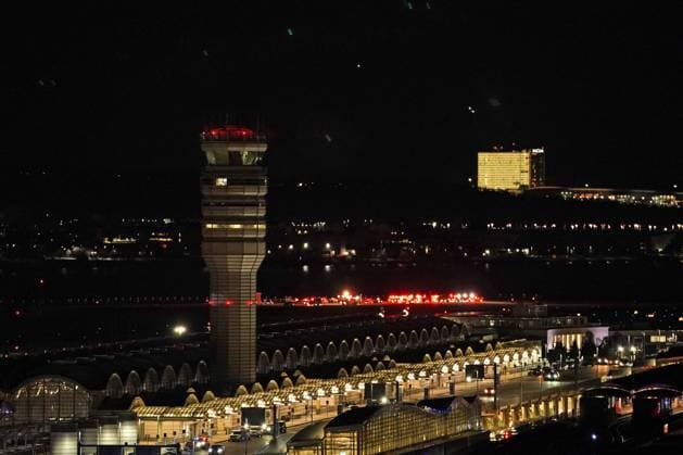 News Themen der Woche KW05 News Bilder des Tages USA, Flugzeugunglück in Washington DC The closed Washington Reagan National Airport on on Wednesday, January 29, 2025, after an American Airlines regional PSA passenger jet collided with a military Black Hawk helicopter over the Potomac River on its approach to the airport.  WASP202501291122 BonniexCash