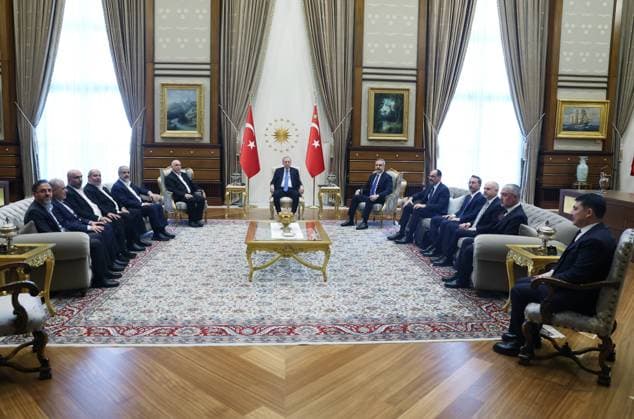 News Themen der Woche KW05 News Bilder des Tages (250129) -- ANKARA, Jan. 29, 2025 -- Turkish President Recep Tayyip Erdogan (C) meets with a Hamas delegation in Ankara, T¨¹rkiye, on Jan. 29, 2025. Erdogan met here on Wednesday with a Hamas delegation, which included Muhammad Darwish, head of the Shura Council, Erdogan s office said in a statement. ( Handout via Xinhua) T?RKIYE-ANKARA-HAMAS DELEGATION-VISIT MustafaxKaya 