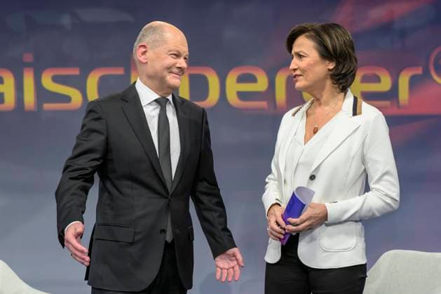 News Themen der Woche KW05 GER, Berlin, Studio, zu Gast bei - maischberger, Polittalk, TV, Format, mit Moderatorin - Sandra Maischberger, Das Erste, aus Adlershof - am Studio 20, Migrationsdebatte, Ukrainehilfe, Wirtschaft Ð wo steht die SPD? Im Gespraech Bundeskanzler Olaf Scholz (SPD). Zu Gast: Olaf Scholz, SPD, Bundeskanzler, im Bild v.l.: Olaf Scholz, Sandra Maischberger, 29.01.2025, *** GER, Berlin, Studio, zu Gast bei maischberger, Polittalk, TV, Format, mit Moderator Sandra Maischberger, Das Erste, aus Adlershof am Studio 20, Migrationsdebatte, Ukrainehilfe, Wirtschaft Ð wo steht die SPD Im Gespraech Bundeskanzler Olaf Scholz SPD Zu Gast Olaf Scholz, SPD, Bundeskanzler, im Bild v l Olaf Scholz, Sandra Maischberger, 29 01 2025, Copyright: HMBxMedia UwexKoch