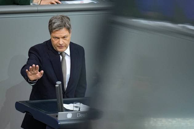 News Bilder des Tages 210. Plenarsitzung im Deutscher Bundestag Wirtschaftsminister Robert Habeck (Gruene) im Portrait mit starker Gestik hebt er die Hand zum rechten Franktionsfluegel im Plenarsaal bei seiner Regierungserklaerung zur Wirtschaftspolitik bei der 210. Sitzung des Deutschen Bundestag in Berlin, 30.01.2025 Berlin Berlin Deutschland *** 210 Plenary session in the German Bundestag Minister of Economic Affairs Robert Habeck Gruene in portrait with strong gestures he raises his hand to the right wing in the plenary hall during his government statement on economic policy at the 210 session of the German Bundestag in Berlin, 30 01 2025 Berlin Berlin Germany