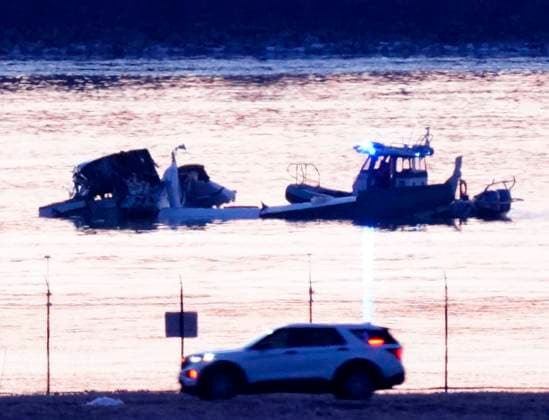 News Themen der Woche KW05 News Bilder des Tages A search and rescue operation is underway as dozens are feared dead after American Eagle regional jet and Army helicopter collide and crash into Potomac River on Thursday, January 30, 2025 in Washington DC. More than 30 bodies have been recovered from the Potomac River where American Eagle Flight 5342 and a military helicopters both lie in ruin.  WAP202501309007 KenxCedeno