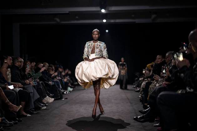 Bilder des Jahres 2025, Entertainment 01 Januar Entertainment Themen der Woche KW05 Entertainment Bilder des Tages PFW - Ashi Studio Runway A model walks the runway during the Ashi Studio Haute-Couture Spring Summer 2025 show as part of Paris Fashion Week in Paris, France on January 30, 2025. Photo by Eliot Blondet ABACAPRESS.COM Paris France  Copyright: xBlondetxEliot ABACAx