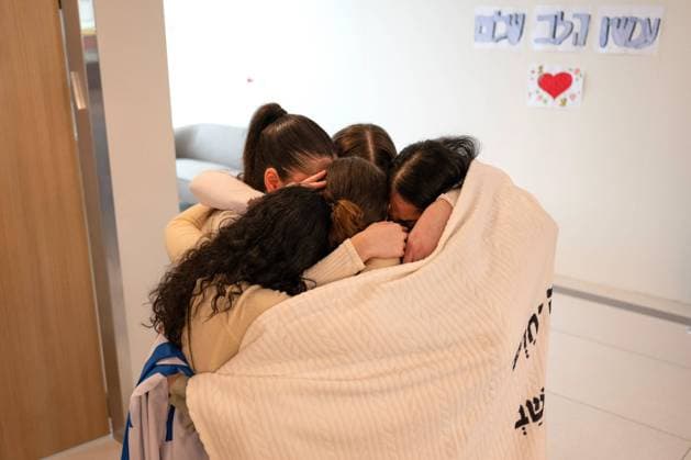 Bilder des Jahres 2025, News 01 Januar News Themen der Woche KW05 News Bilder des Tages January 30, 2025, Petach Tikva, Israel: Female IDF soldier AGAM BERGER, 21 (olive green), unites her four field observer colleagues, KARINA ARIEV, DANIELLA GILBOA, NAAMA LEVY and LIRI ALBAG, released Saturday, at the Bellinson Hospital. Berger, Arbel Yehud, 29, and Gadi Mozes, 81, and five foreign Thai workers, were released today after 482 in Hamas captivity in Gaza, kidnapped on October 7th, 2023. Petach Tikva Israel - ZUMAi99_ 20250130_zip_i99_010 Copyright: xIdfxSpokespersonx