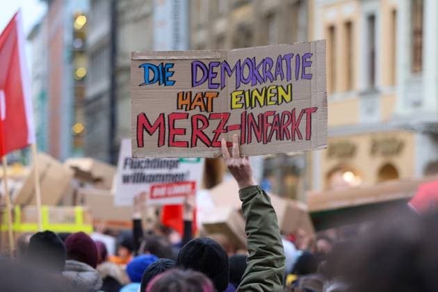 News Themen der Woche KW05 News Bilder des Tages Sachsen, Protest gegen Friedrich Merz und die CDU in Leipzig Leipzig - Protest gegen Friedch Merz und die CDU: Hunderte versammeln sich auf Marktplatz 30.01.2025 gegen 16 Uhr Leipzig, Markt Als Reaktion auf die umstrittene Entscheidung von CDU-Chef Friedrich Merz, Beschlüsse mit der AfD in Kauf zu nehmen, hat das Bündnis Leipzig nimmt Platz gemeinsam mit weiteren linken Organisationen zu zwei Protestaktionen aufgerufen. Unterstützung erhält das Bündnis unter anderem von Widersetzen Leipzig, der Seebrücke, Omas gegen Rechts und Prisma Leipzig. Um 16 Uhr versammelten sich mehrere Hundert Menschen unter dem Motto Merz & AfD stoppen, Asylrecht verteidigen auf dem Markt in Leipzig vor der CDU-Zentrale am Marktplatz Ecke Petersstraße. Ein weiterer Großprotest fo Copyright: xEHLxMediax 20250130_cdu-demo-leipzig-markt_4