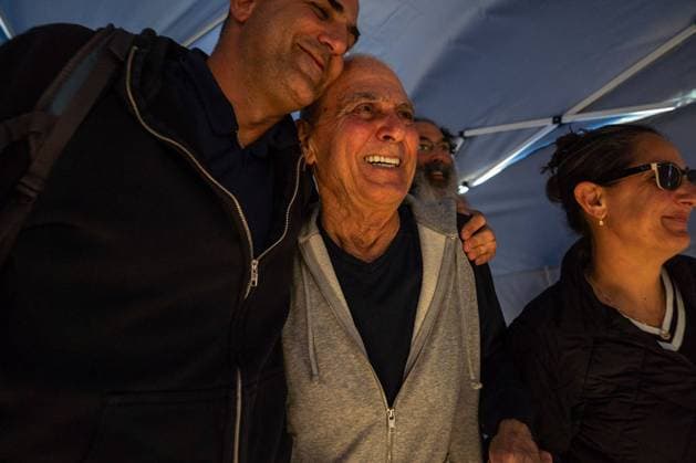 News Themen der Woche KW05 News Bilder des Tages January 30, 2025, Israel: GADI MOZES, 81, meets his family at the IDF Reim Base. Mozes, Agam Berger, 21, Arbel Yehud, 29, and five foreign Thai workers, were released today after 482 in Hamas captivity in Gaza, kidnapped on October 7th, 2023. Israel - ZUMAi99_ 20250130_zip_i99_014 Copyright: xIdfxSpokespersonx