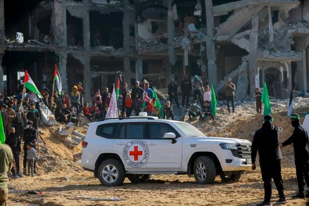 Bilder des Jahres 2025, News 01 Januar News Themen der Woche KW05 News Bilder des Tages Freeing the captives A Red Cross convoy drives through the rubble of buildings as they arrive for the hand over of Israeli hostage Agam Berger in Jabalia on January 30, 2025, as part of their third hostage-prisoner exchange. Palestinian militant group Hamas on January 30 handed over Israeli woman hostage Berger, a soldier, as a third hostage-prisoner exchange got under way, an AFP journalist reported. Gaza Gaza Strip Palestinian Territories Copyright: xSaeedxJarasx